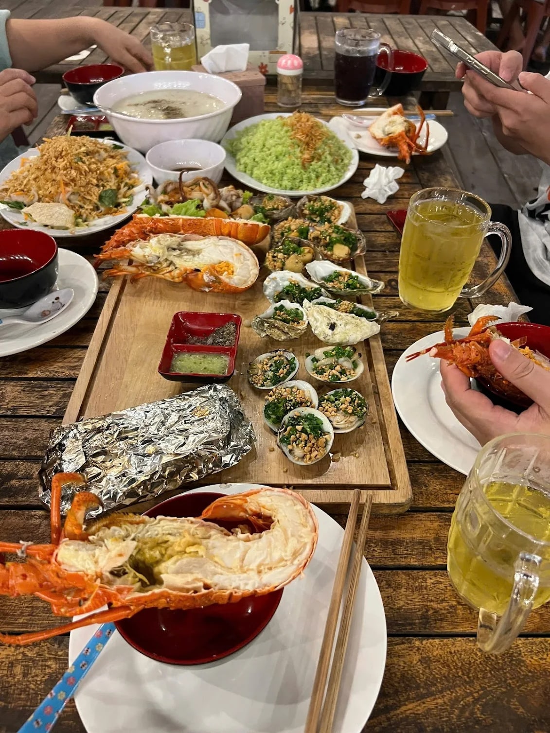 Thưởng thức hải sản bên bờ biển 